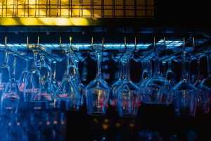 Verschillende soorten glazen die je in huis moet hebben, waaronder wijnglazen, longdrinkglazen en cocktailglazen