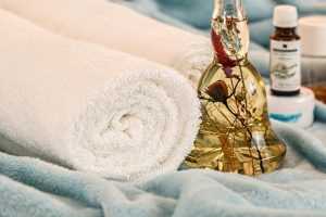 Essentiële olie uit natuurlijke ingrediënten: bloemen, kruiden en wortels voor gezondheid en ontspanning